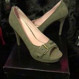 Cute Khaki heels